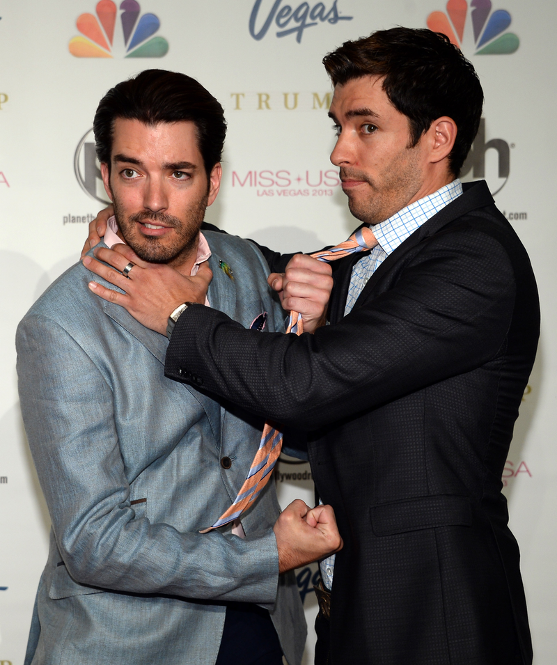 Illustration for article titled Photos of the Property Brothers Posing